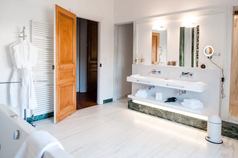 Suite, Terrace, Park View | Bathroom | Designer toiletries, hair dryer, bathrobes, slippers