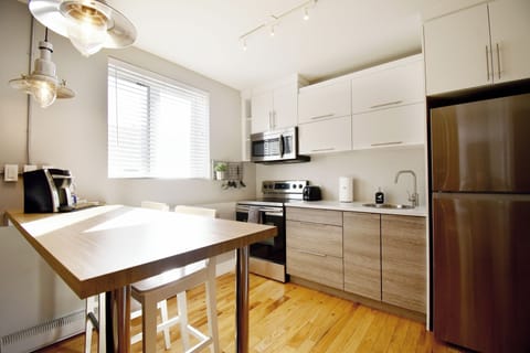 Deluxe Studio Suite, 1 Queen Bed, Kitchen | Private kitchen | Fridge, microwave, oven, stovetop