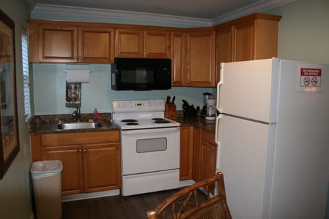 Full-size fridge, microwave, stovetop, coffee/tea maker