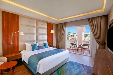 Jacuzzi Suite with Sea & Pool View | Egyptian cotton sheets, premium bedding, memory foam beds, minibar