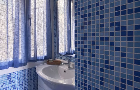 Double or Twin Room | Bathroom | Shower, free toiletries, bidet, towels