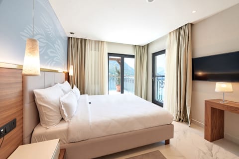 Suite, 3 Bedrooms, Sea View | In-room safe, desk, blackout drapes, soundproofing