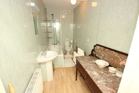 Double Room, Ensuite (Four Poster) | Bathroom | Free toiletries, hair dryer, bathrobes, towels