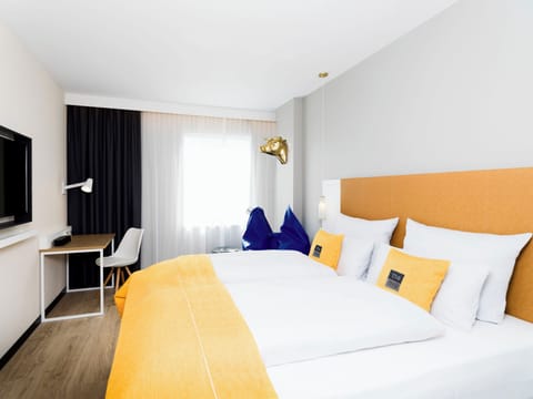 Premium Room, 1 Queen Bed | In-room safe, desk, laptop workspace, soundproofing