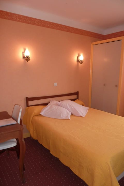 Basic Room, 1 Double Bed, Smoking | Desk, free WiFi, bed sheets