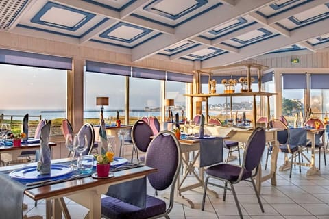 Lunch and dinner served, seafood