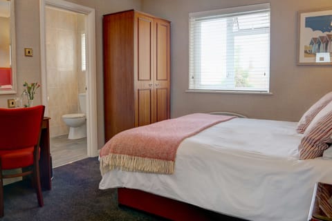 Classic Room, 1 King Bed, Non Smoking | Desk, iron/ironing board, free cribs/infant beds, rollaway beds