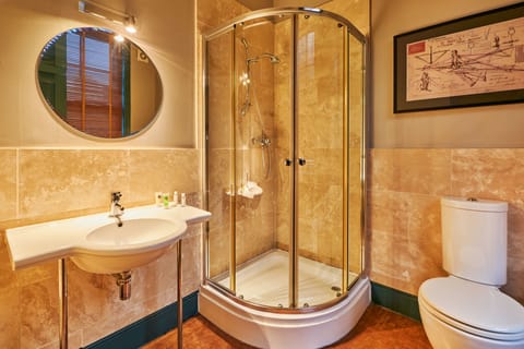 3 Bedroom Apartment | Bathroom | Free toiletries, hair dryer, towels