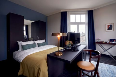 Junior Suite, 1 King Bed | Hypo-allergenic bedding, minibar, in-room safe, desk