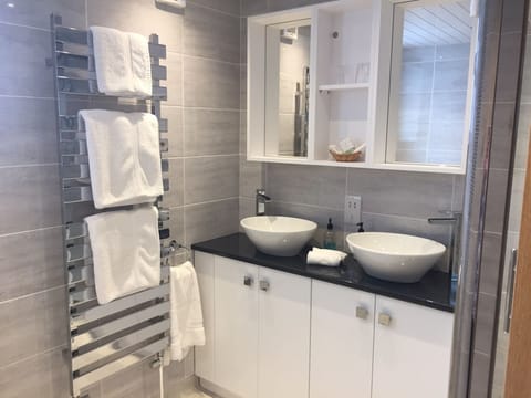 Superior Room (Four Poster Bed) | Bathroom | Free toiletries, hair dryer, bidet, towels