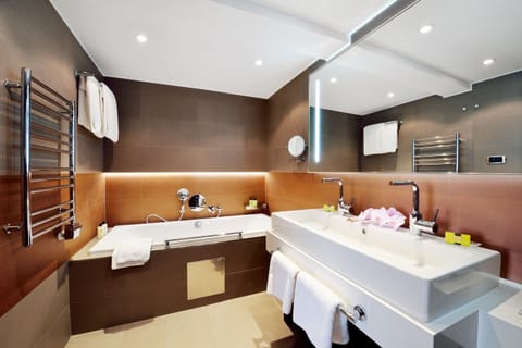 Presidential Suite | Bathroom | Free toiletries, hair dryer, bathrobes, slippers