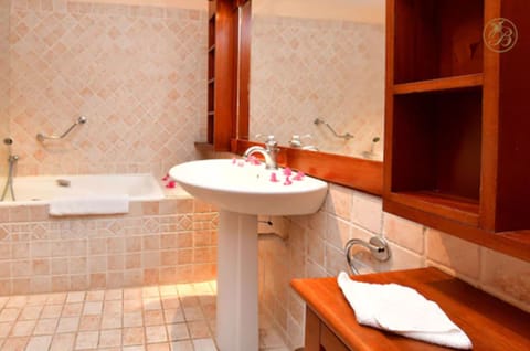 Twin Room, Garden View | Bathroom | Free toiletries, hair dryer, bathrobes, towels