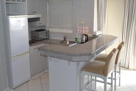 Full-size fridge, microwave, stovetop, dishwasher