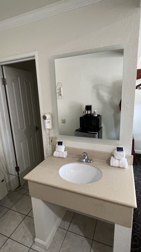 Combined shower/tub, free toiletries, hair dryer, towels