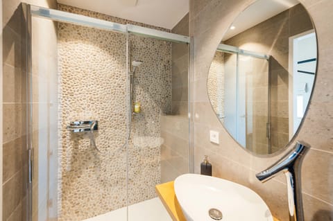 Double Room (Eric Lambin) | Bathroom | Shower, eco-friendly toiletries, hair dryer, towels