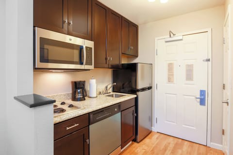 Full-size fridge, microwave, stovetop, dishwasher