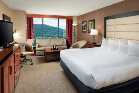 Junior Suite, 1 King Bed, Smoking | Pillowtop beds, in-room safe, desk, iron/ironing board