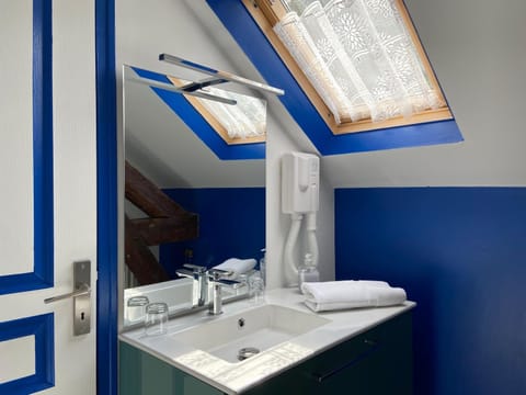 Triple Room | Bathroom | Shower, free toiletries, hair dryer, towels