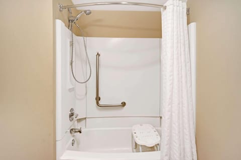 Combined shower/tub, hair dryer, towels