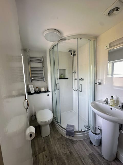 Comfort Double Room, Ensuite, Partial Sea View | Bathroom