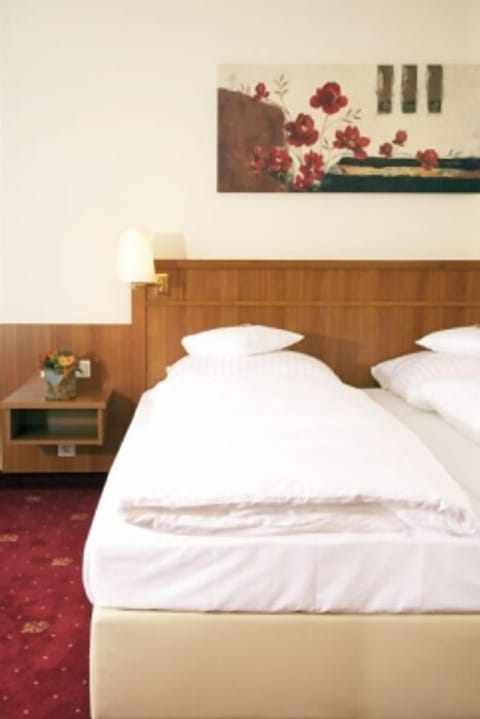 Standard Double Room | Hypo-allergenic bedding, minibar, in-room safe, desk