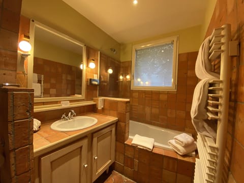 Exclusive Room, 1 Queen Bed, Non Smoking | Bathroom | Free toiletries, hair dryer, towels