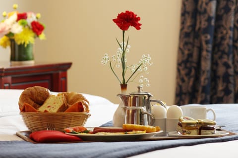 Suite | In-room safe, free WiFi, bed sheets, alarm clocks