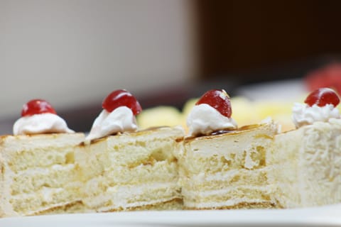 Daily buffet breakfast (AED 30 per person)