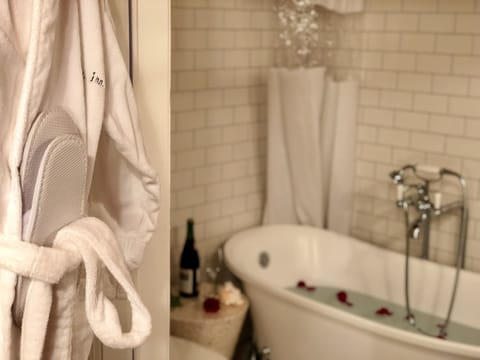 7 - Alexander room | Bathroom | Free toiletries, hair dryer, bathrobes, slippers