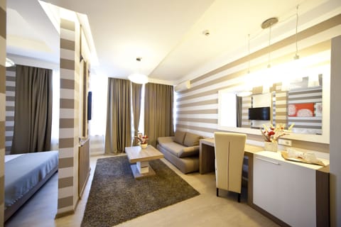 Junior Suite | Living area | TV