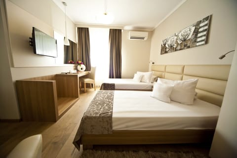 Double or Twin Room | Minibar, in-room safe, individually decorated, individually furnished