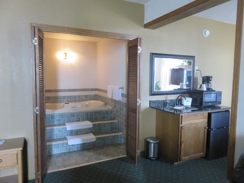 Suite, 1 King Bed, Non Smoking, Hot Tub | Desk, laptop workspace, blackout drapes, iron/ironing board