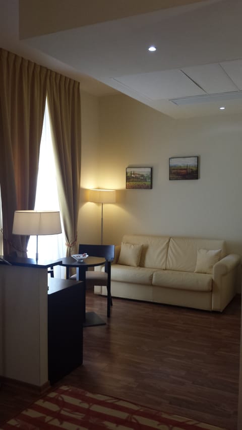 Junior Suite | Living area | Flat-screen TV, pay movies