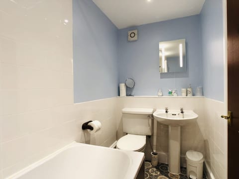 Premier Double Room, 1 King Bed, Bathtub, Garden View | Bathroom | Shower, free toiletries, towels