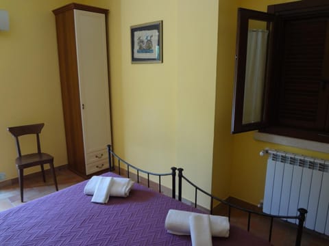 Premium bedding, desk, soundproofing, free cribs/infant beds