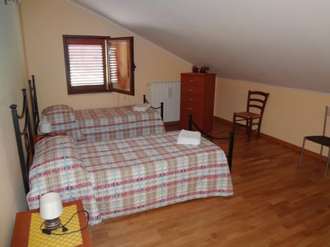 Twin Room | Premium bedding, desk, soundproofing, free cribs/infant beds