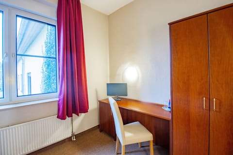 Single Room | Desk, laptop workspace, iron/ironing board, bed sheets