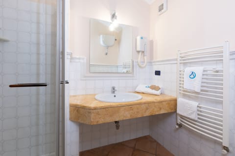 Monolocale Standard | Bathroom | Shower, free toiletries, hair dryer, bidet