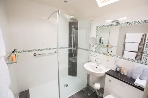 Superior Double Room, Ensuite (Courtyard - Ground Floor) | Bathroom