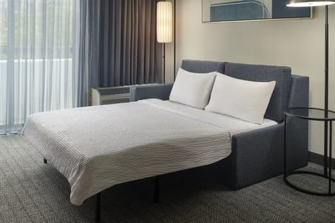 Premium bedding, in-room safe, desk, laptop workspace