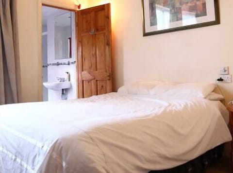 Standard Double Room, 1 Bedroom, Non Smoking, Ensuite | Desk, iron/ironing board, WiFi