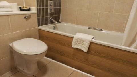 Combined shower/tub, free toiletries, hair dryer, towels