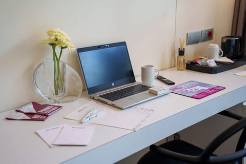 Standard Room, 2 Twin Beds | Memory foam beds, minibar, in-room safe, desk