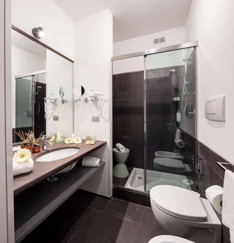Junior Suite, 1 King Bed | Bathroom | Shower, rainfall showerhead, free toiletries, hair dryer
