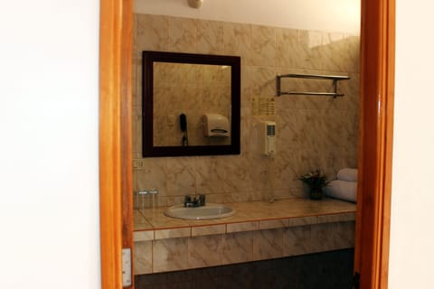 Combined shower/tub, deep soaking tub, free toiletries, hair dryer