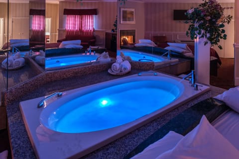 Honeymoon Romantic Suite with Oval Shape Jetted Tub & Fireplace | 1 bedroom, premium bedding, individually furnished, desk