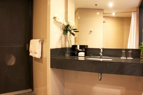 Grand Suite, 1 Queen Bed | Bathroom | Shower, free toiletries, hair dryer, slippers