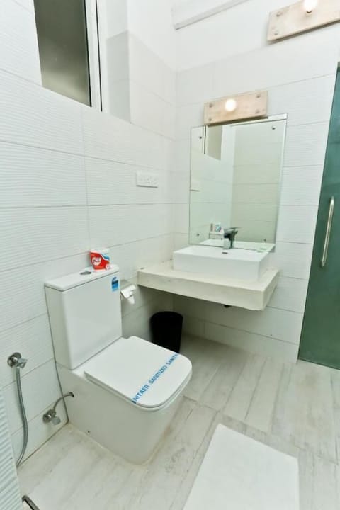 Deluxe Double Room | Bathroom | Rainfall showerhead, free toiletries, hair dryer, bidet