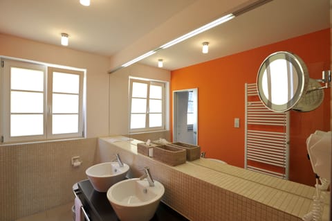 Duplex | Bathroom | Shower, hair dryer, towels