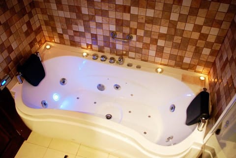 Double Room, Balcony (Oliva) | Bathroom | Bathtub, jetted tub, free toiletries, hair dryer